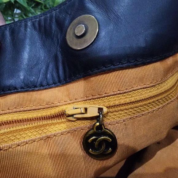 EUC AUTHENTIC Vintage Chanel Leather Tote - Picture 11 of 14